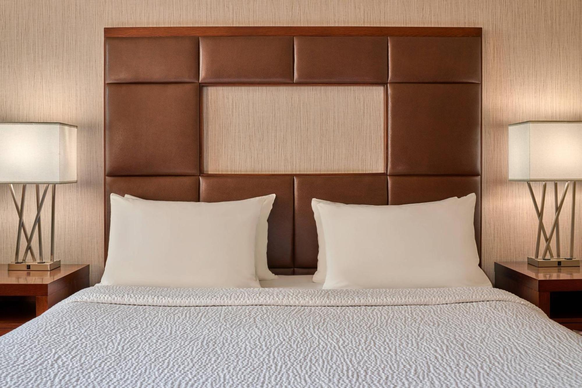 King Room with City View and Bathtub - Mobility Access